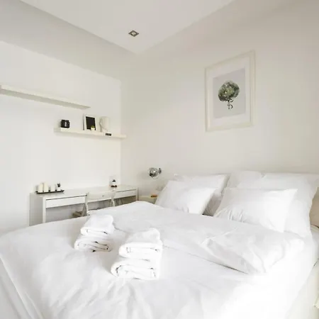 Apart Otel Night Gieldowa Varşova